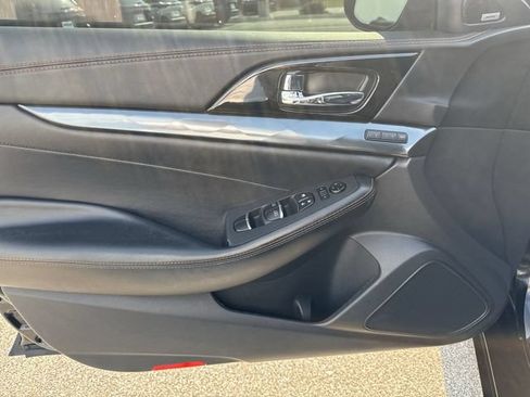 Used 2020 Nissan Maxima SR w/ Sport Mat Group FWD image 10
