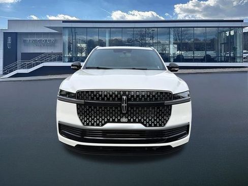 New 2027 Lincoln Navigator Reserve AWD/4WD image 2
