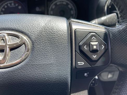 Used 2017 Toyota Tacoma TRD Off-Road w/ Tow Package (A/T) AWD/4WD image 28