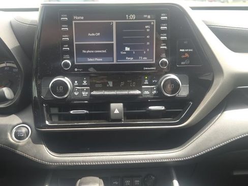 Used 2021 Toyota Highlander L FWD image 28