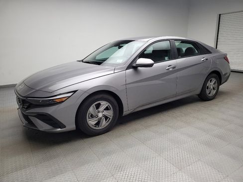 Used 2025 Hyundai Elantra SE w/ Cargo Package FWD image 2