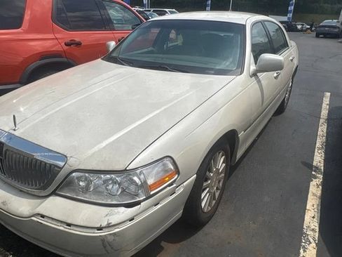Used 2004 Lincoln Town Car Signature RWD image 3