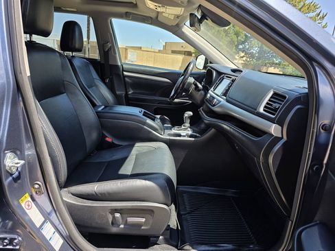 Used 2018 Toyota Highlander XLE AWD/4WD image 24