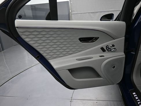 Used 2025 Bentley Flying Spur Plug-In Hybrid image 25
