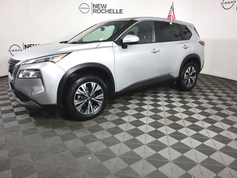 Used 2023 Nissan Rogue SV image 4