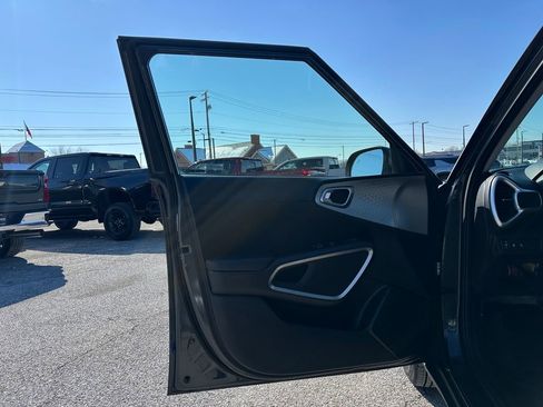 Used 2023 Kia Soul LX w/ LX Technology Package image 21