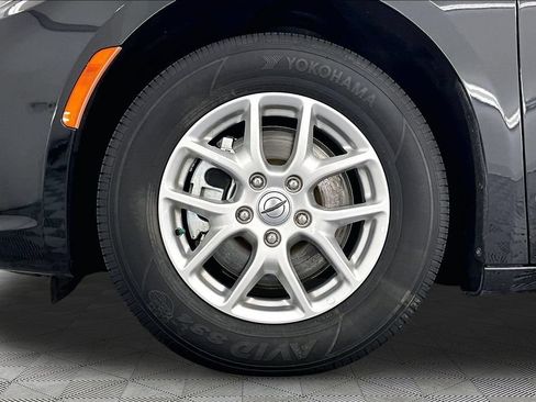 Used 2024 Chrysler Pacifica Touring-L FWD image 9