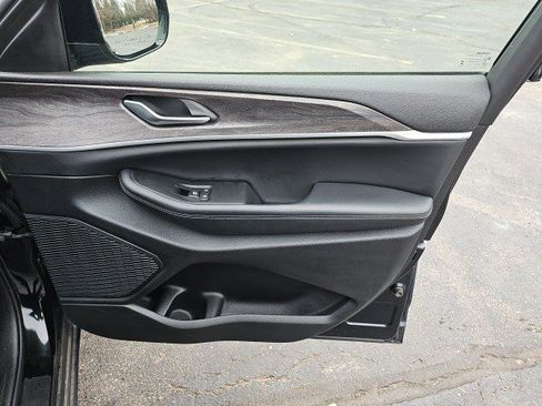 Used 2023 Jeep Grand Cherokee Limited w/ Black Appearance Package image 15