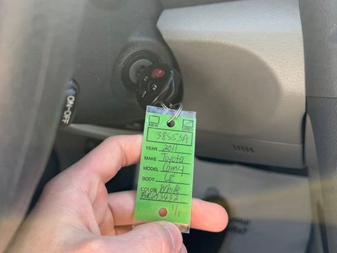 Used 2011 Toyota Camry LE image 32