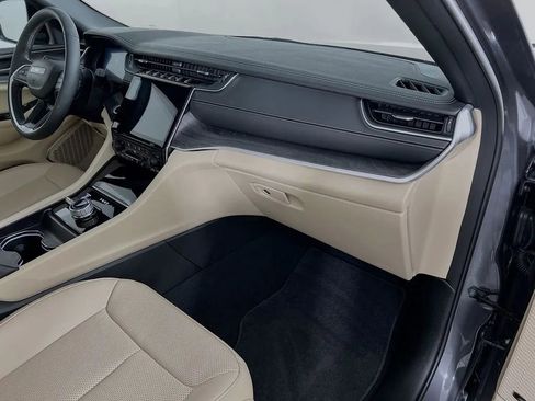 Used 2025 Jeep Grand Cherokee Limited w/ Luxury Tech Group II image 31