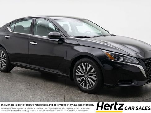 Used 2025 Nissan Altima 2.5 SV FWD image 1