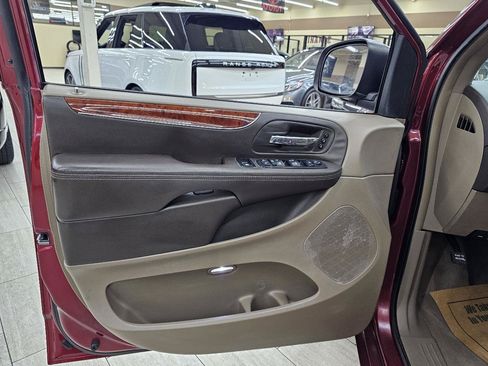 Used 2013 Chrysler Town & Country Limited w/ Luxury Group FWD image 42