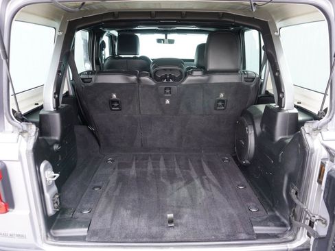 Used 2018 Jeep Wrangler Unlimited Sahara image 7