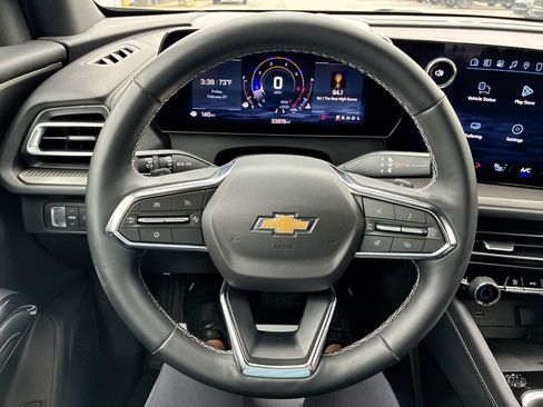Used 2025 Chevrolet Traverse LT FWD image 11
