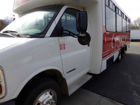 Used 2001 Chevrolet Express 3500 image 2