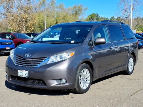 Used 2015 Toyota Sienna XLE w/ XLE Navigation Package FWD image 1