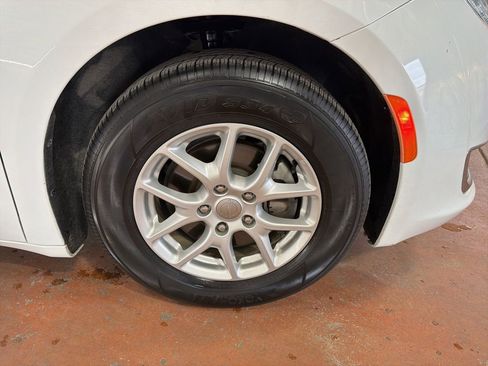 Used 2020 Chrysler Pacifica Touring-L image 10