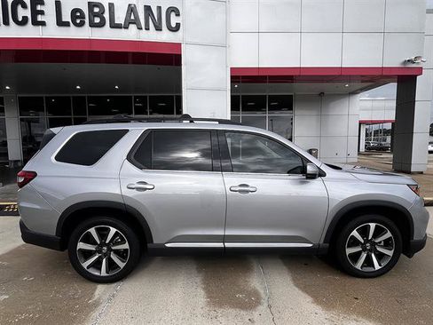 Used 2024 Honda Pilot Touring image 2