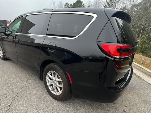 Used 2024 Chrysler Pacifica Touring-L image 10