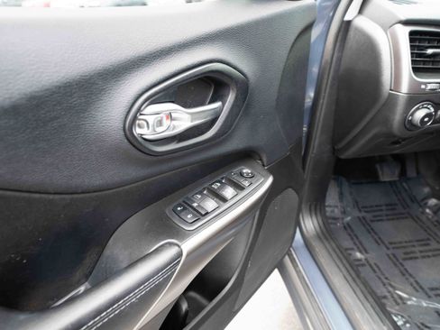 Used 2019 Jeep Cherokee Latitude Plus w/ Cold Weather Group AWD/4WD image 7