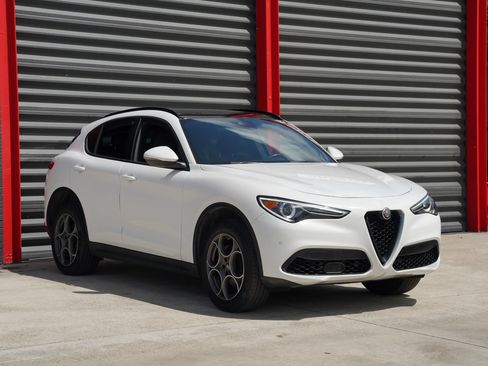 Used 2023 Alfa Romeo Stelvio Sprint RWD image 3