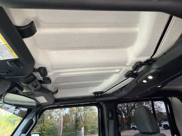 Used 2024 Jeep Gladiator Sport AWD/4WD image 11