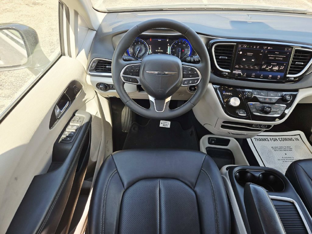 Used 2024 Chrysler Pacifica Touring-L FWD image 10