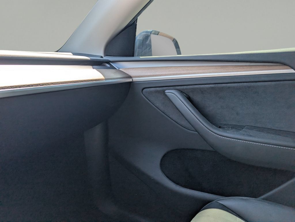 Used 2024 Tesla Model Y Long Range AWD/4WD image 26
