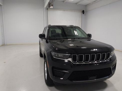 Used 2023 Jeep Grand Cherokee Laredo AWD/4WD image 14