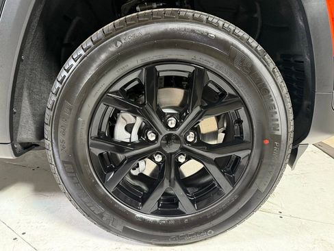 New 2025 Jeep Grand Cherokee Altitude AWD/4WD image 9