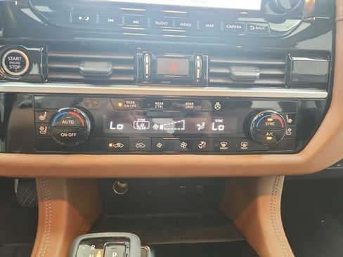 Used 2024 Nissan Pathfinder Platinum FWD image 32