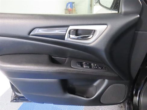 Used 2019 Nissan Pathfinder S AWD/4WD image 15