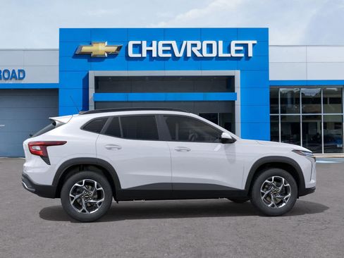 New 2025 Chevrolet Trax LT w/ Driver Confidence Package image 5