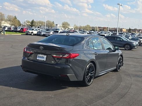 Used 2025 Toyota Camry SE image 9