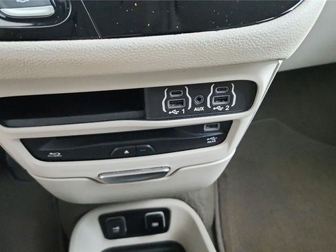 Used 2021 Chrysler Pacifica Touring-L w/ Uconnect Theater Family Group FWD image 27