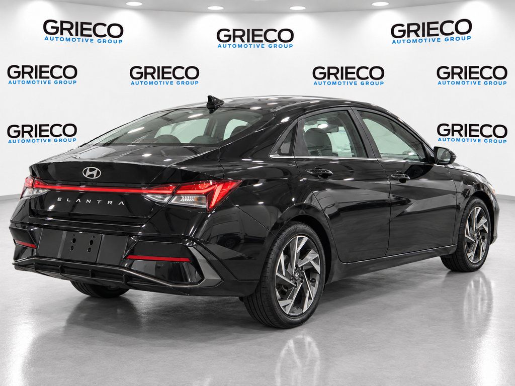 Used 2025 Hyundai Elantra Limited FWD image 2