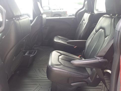 Used 2022 Chrysler Pacifica Touring-L w/ S Appearance Package FWD image 18