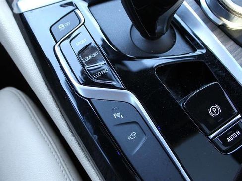 Used 2020 BMW 530i w/ Convenience Package image 25