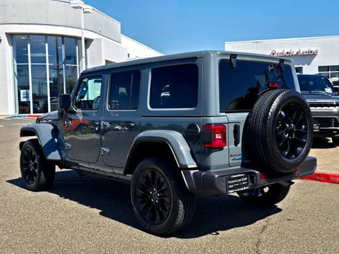 Used 2025 Jeep Wrangler Unlimited Sahara w/ Safety Group AWD/4WD image 6
