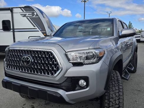 Used 2019 Toyota Tacoma TRD Off-Road AWD/4WD image 3