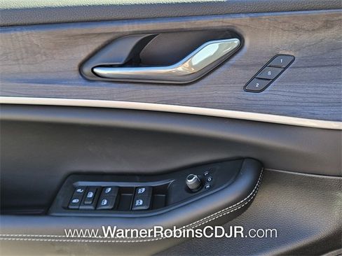 New 2025 Jeep Grand Cherokee Limited w/ Luxury Tech Group II image 31