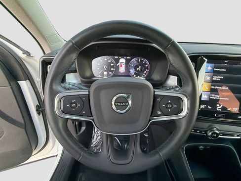 Used 2022 Volvo XC40 T5 Momentum image 38