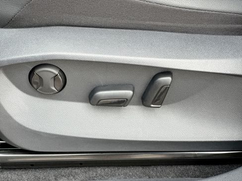 Used 2024 Volkswagen Tiguan SE w/ Panoramic Sunroof Package FWD image 24