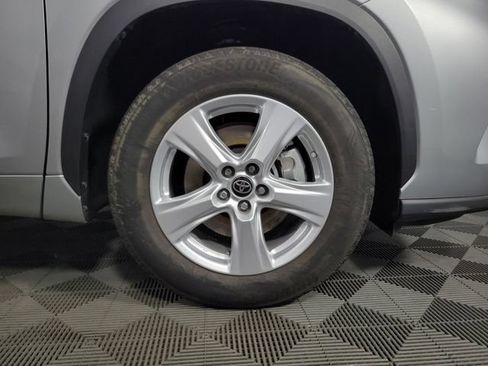 Used 2024 Toyota Highlander LE FWD image 11