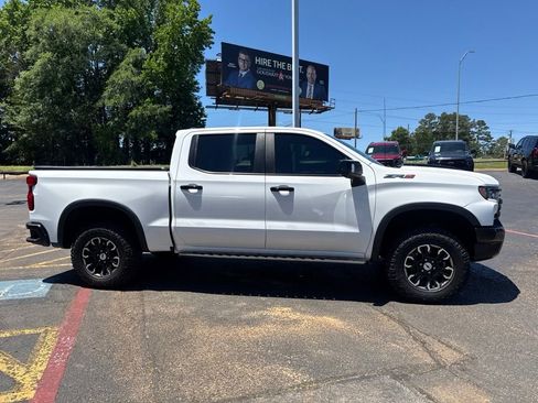 Used 2023 Chevrolet Silverado 1500 ZR2 w/ Technology Package AWD/4WD image 4