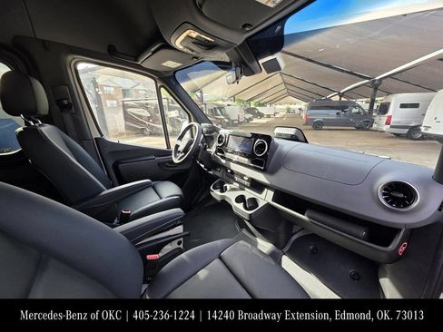 Used 2025 Mercedes-Benz Sprinter 2500 image 10