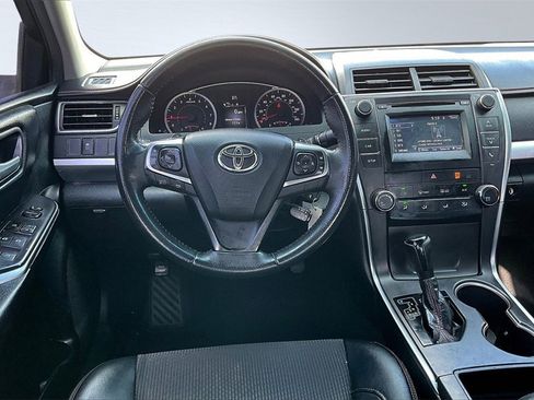Used 2017 Toyota Camry SE image 5