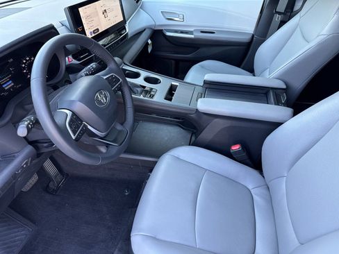 Used 2025 Toyota Sienna XLE w/ XLE Plus Package image 9