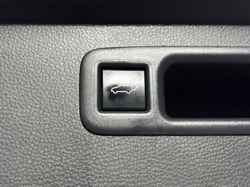 Used 2023 Toyota Highlander LE image 31