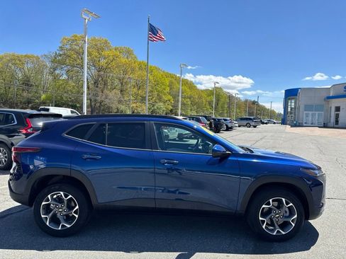 Used 2024 Chevrolet Trax LT w/ LT Convenience Package FWD image 8
